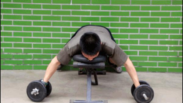 单杠拉不上兵哥哥教你4招让你早日实现杠上飞