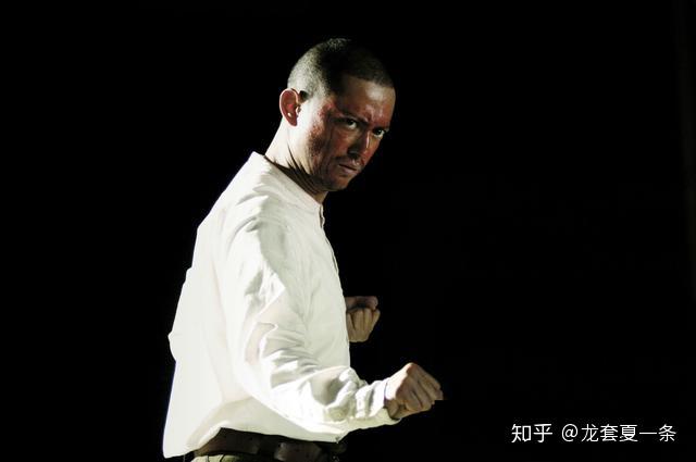 川井宪次故事背景:1935年佛山切磋对象:廖家拳掌门人廖师傅切磋地点