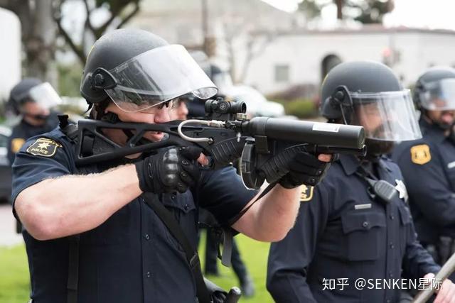 面对暴乱时,各国警察使用的都是什么装备? - 知乎