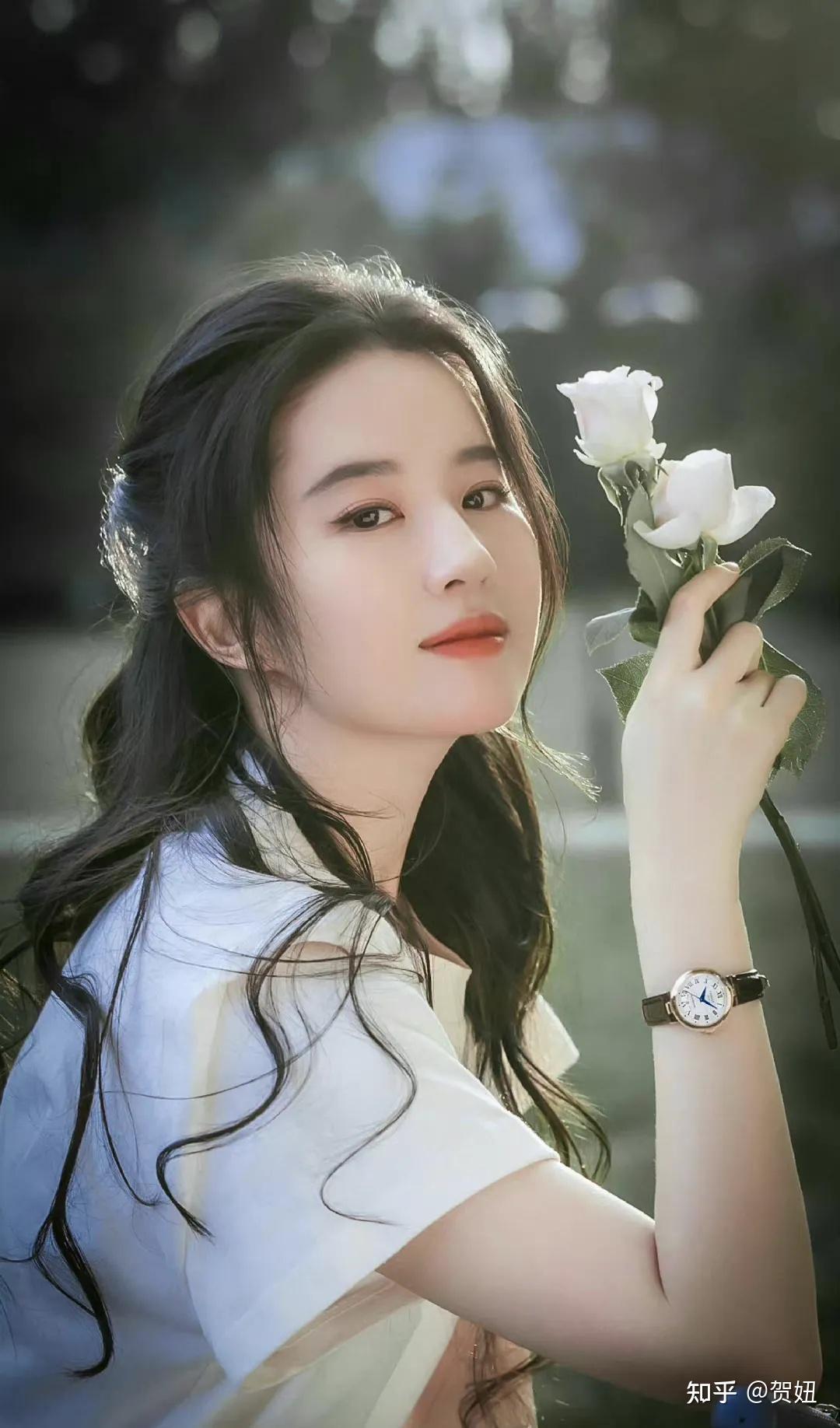 刘亦菲着盛世美颜,即便是t恤77牛仔裤,也能穿得清新脱俗! - 知乎