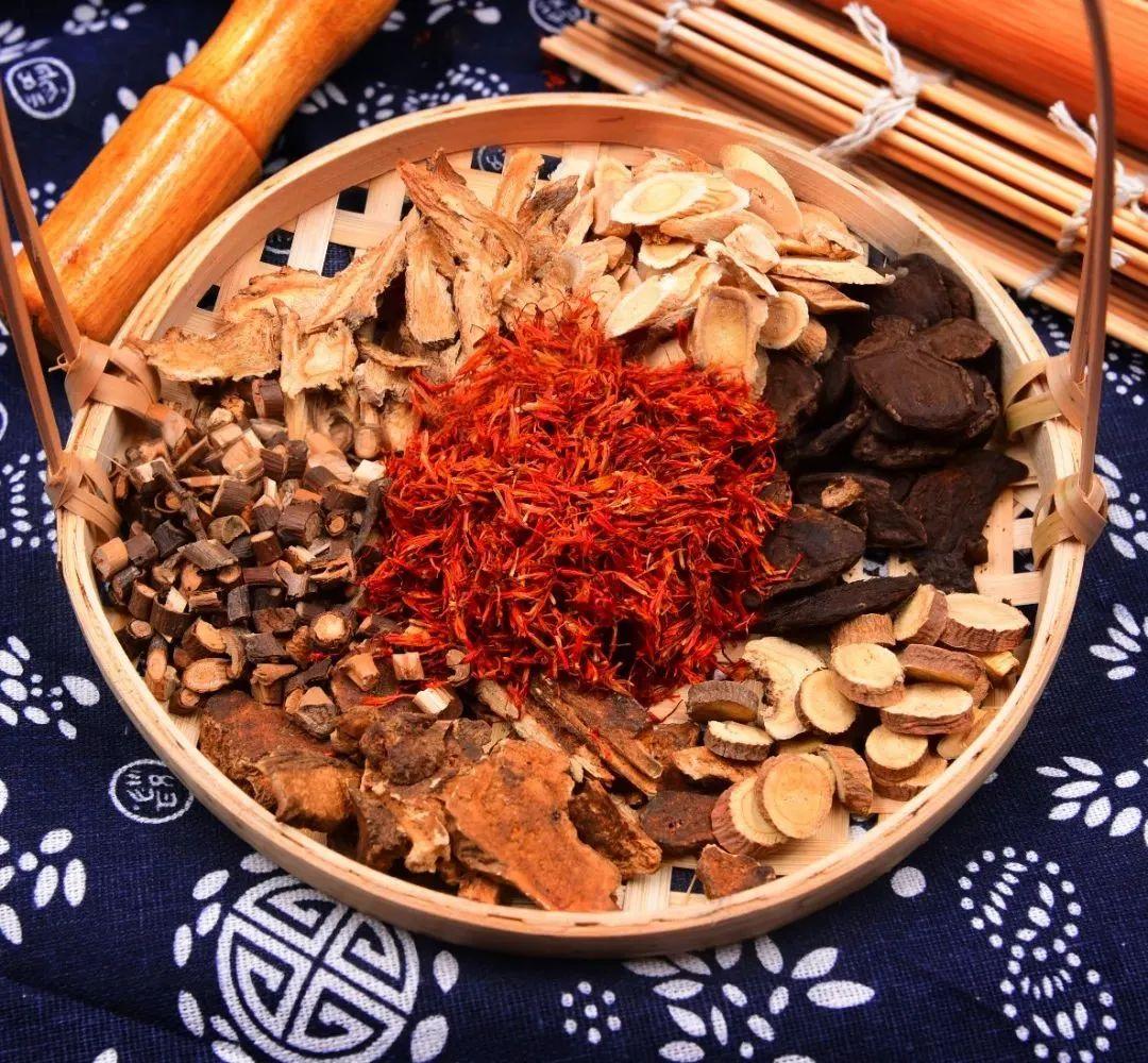 桃仁(去皮尖),皂角刺(烧存性),熟大黄各3g,苍术(米泔水浸炒),防风各2g