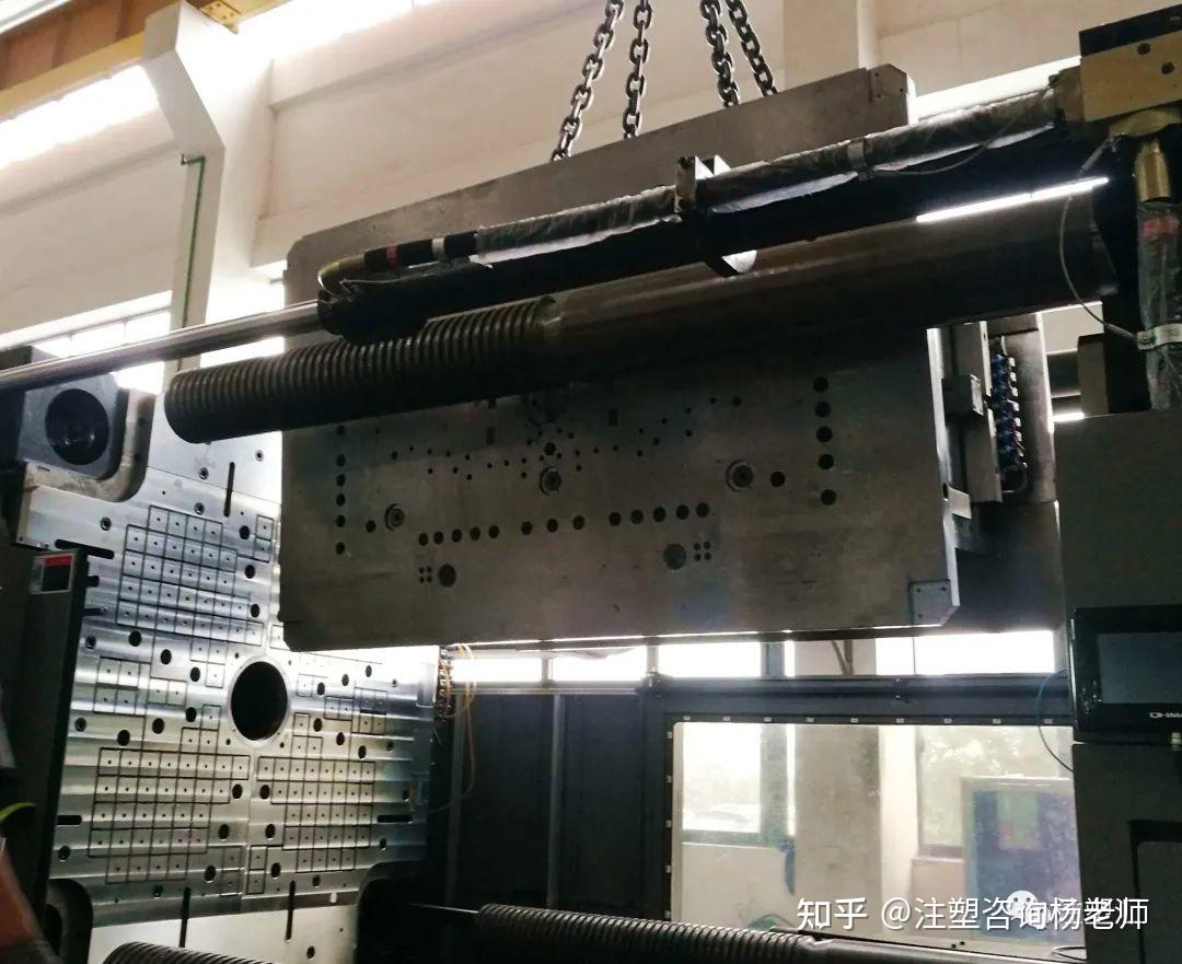 注塑机拉杆容易断裂的原因及解决方法