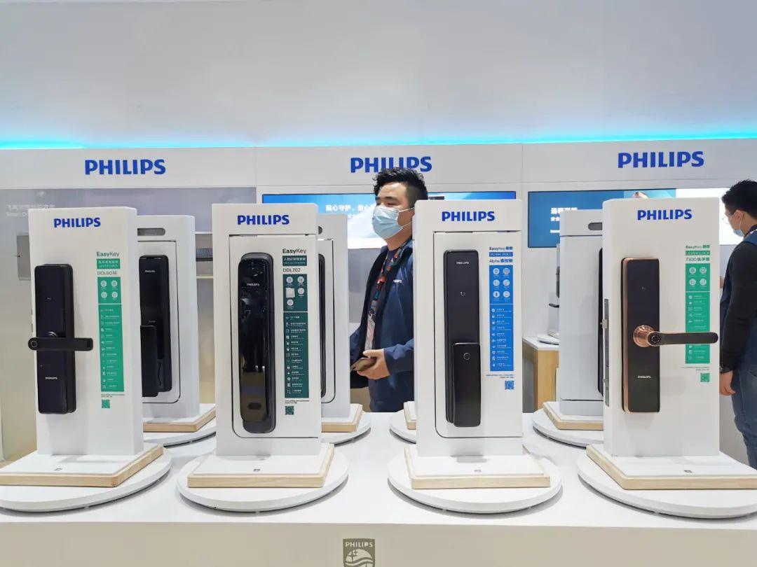 智能锁方面,主要有飞利浦全新推出的可视智能锁ddl702-1hw,人脸识别锁