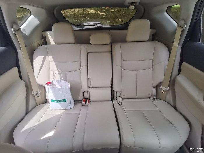 选择楼兰这种中型的suv,后排的宽敞自然是我们看中它的一个重要原因