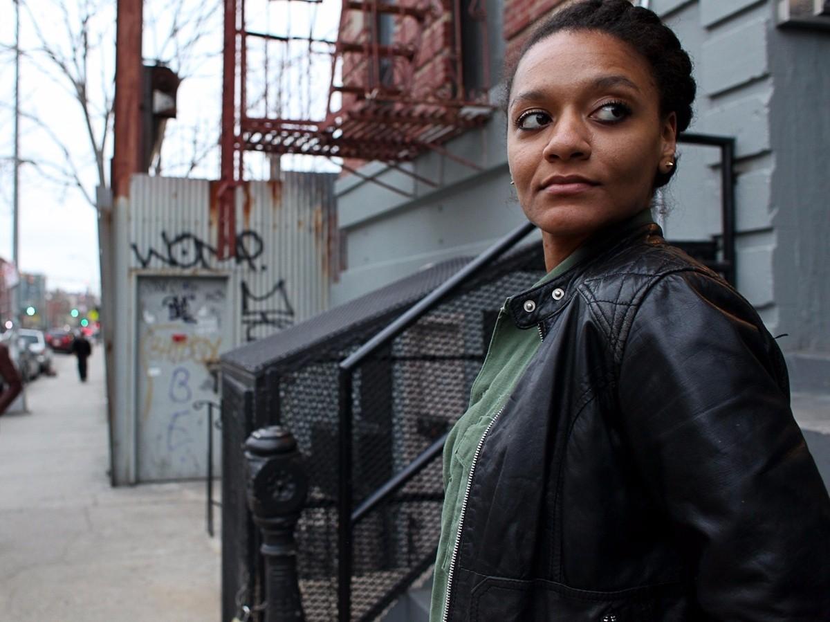 zlalizadeh 住在布鲁克林区,她是一位拥有着黑人和伊朗人血统的油画家