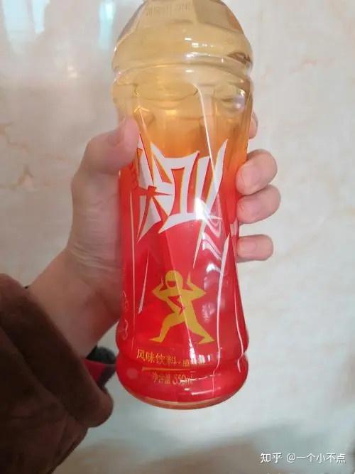 红色尖叫这瓶我认为就是人参味的运动饮料,酸酸甜甜的,复合果味,口味