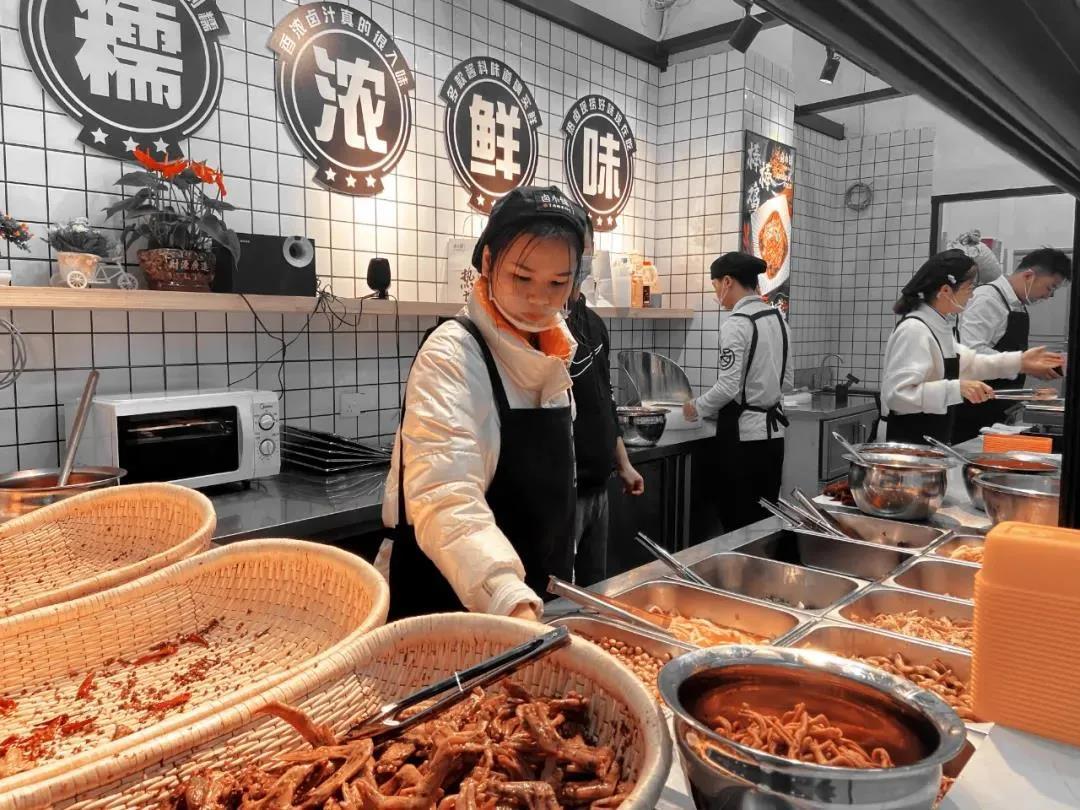 卤小铺,专业热卤世家,由煌旗餐饮集团孵化打造的新式