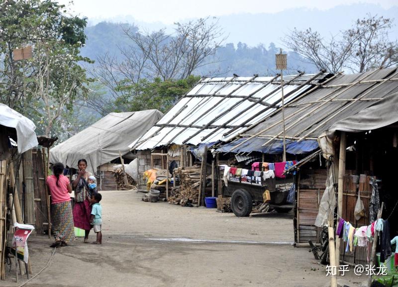 二天早上,我在警卫员的护卫下来到了位于克钦邦迈扎央附近的一个山顶