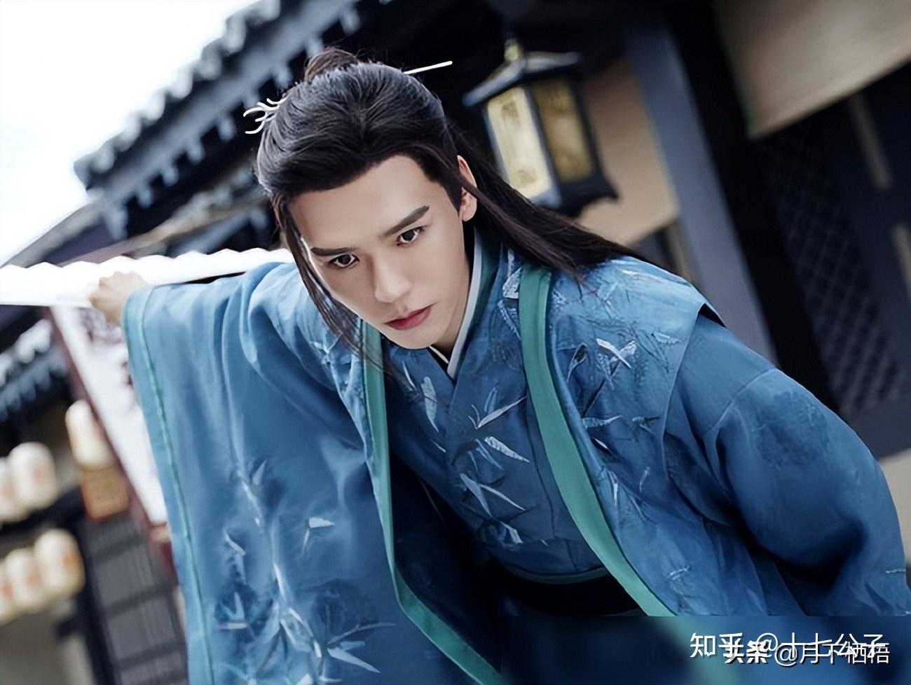 上的洒脱气质展现了出来,绿色沉稳贵重,看着更有了古代贵公子的气质