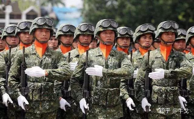 从几张老照片说已经在我军中消失了的扶枪礼