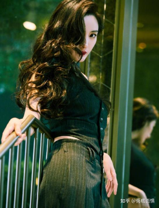 杨幂片场穿超短上衣现身腰腹凸出肌肉抢镜身形太瘦衣服空荡荡