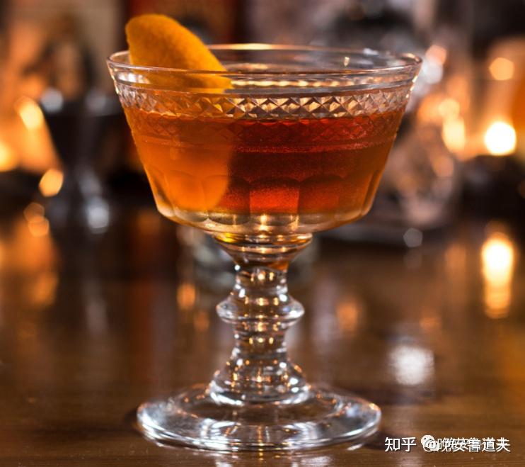 martinez 马丁内兹马丁内斯给人的感觉像是金酒,味美思草药酒的柔和之