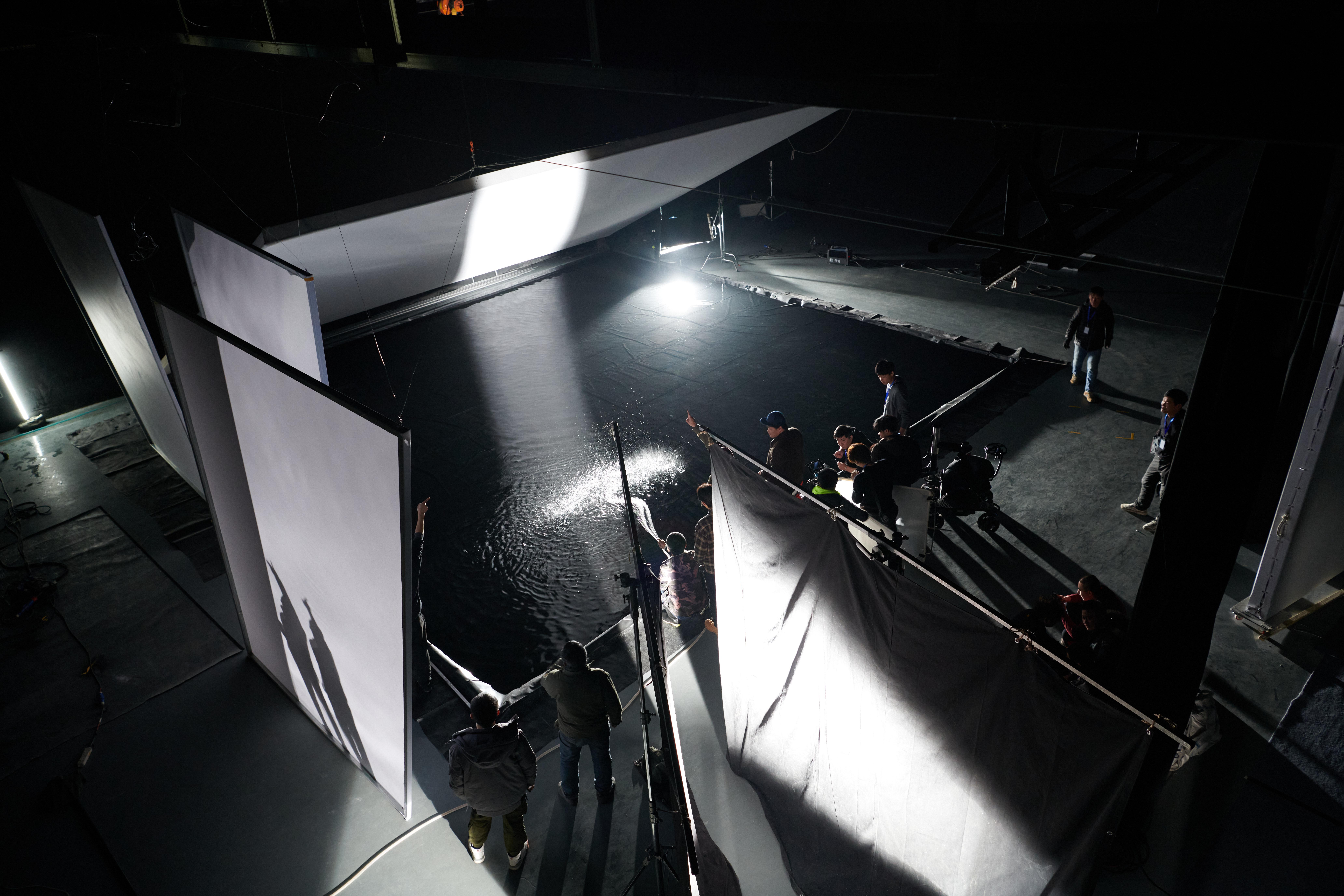 1号和2号黑棚都是专业汽车摄影棚,中间用黑色幕帘隔开,可以分开或合并