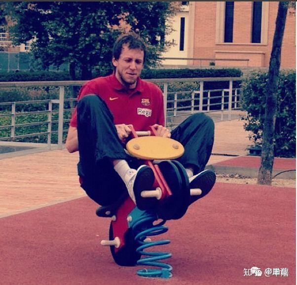 他的老婆是澳洲篮网球(netball)运动员,国家队队长,比他的名气大得多.