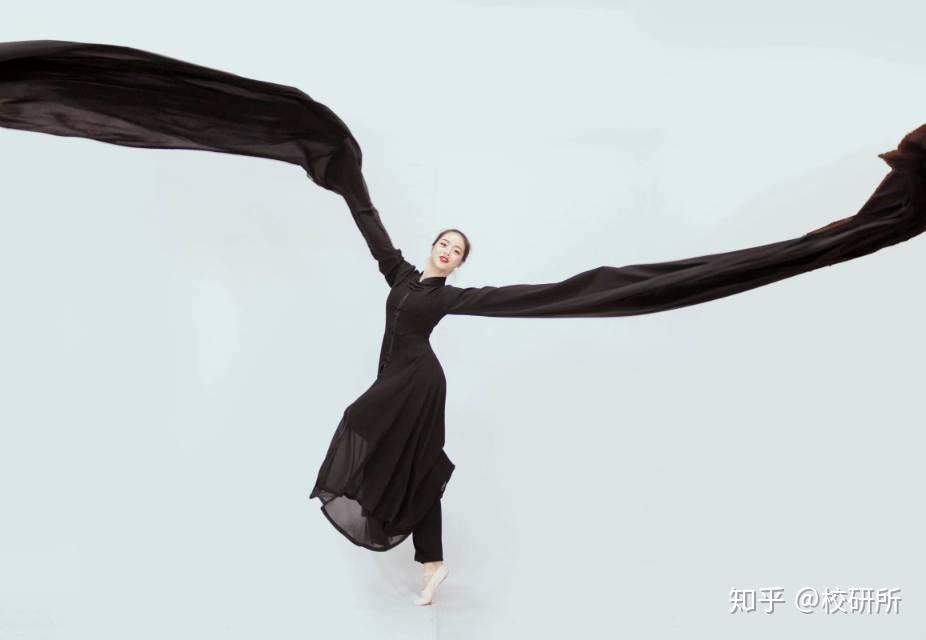 让他们的目光集聚在你的身上,而且要多方位的走动,有一二三度空间的