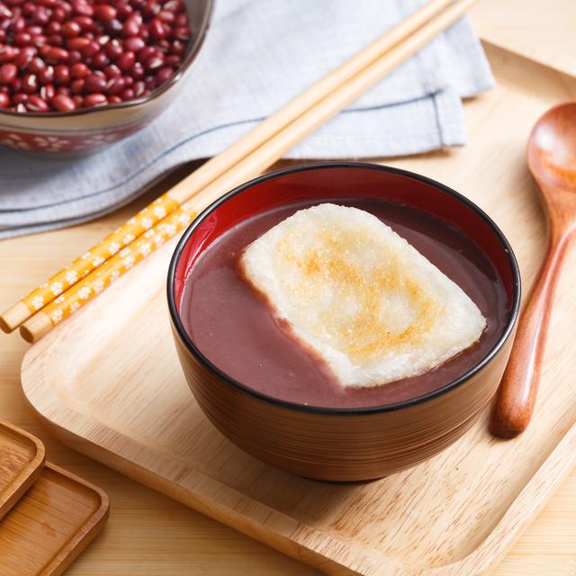 3 将陈皮豆沙盛入碗内,再点缀一块煎年糕即可.