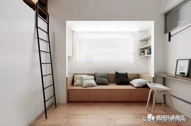 榻榻米定制也可以延伸到客厅,作为卡座使用,代替沙发,对于小空间来说