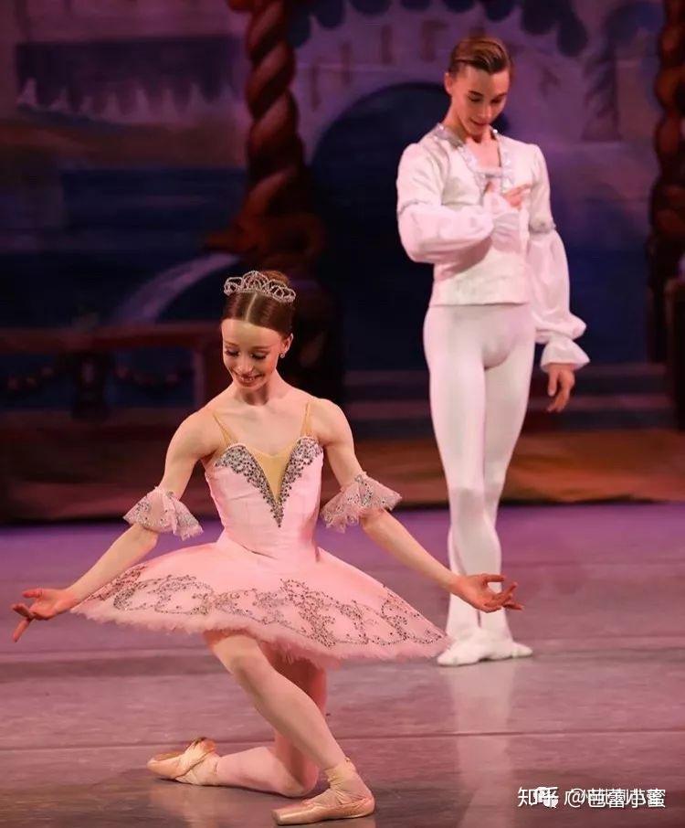 (魔王球球和黑鹅楚老师)演员在一场舞剧结束后,会行屈膝礼向观众致谢.