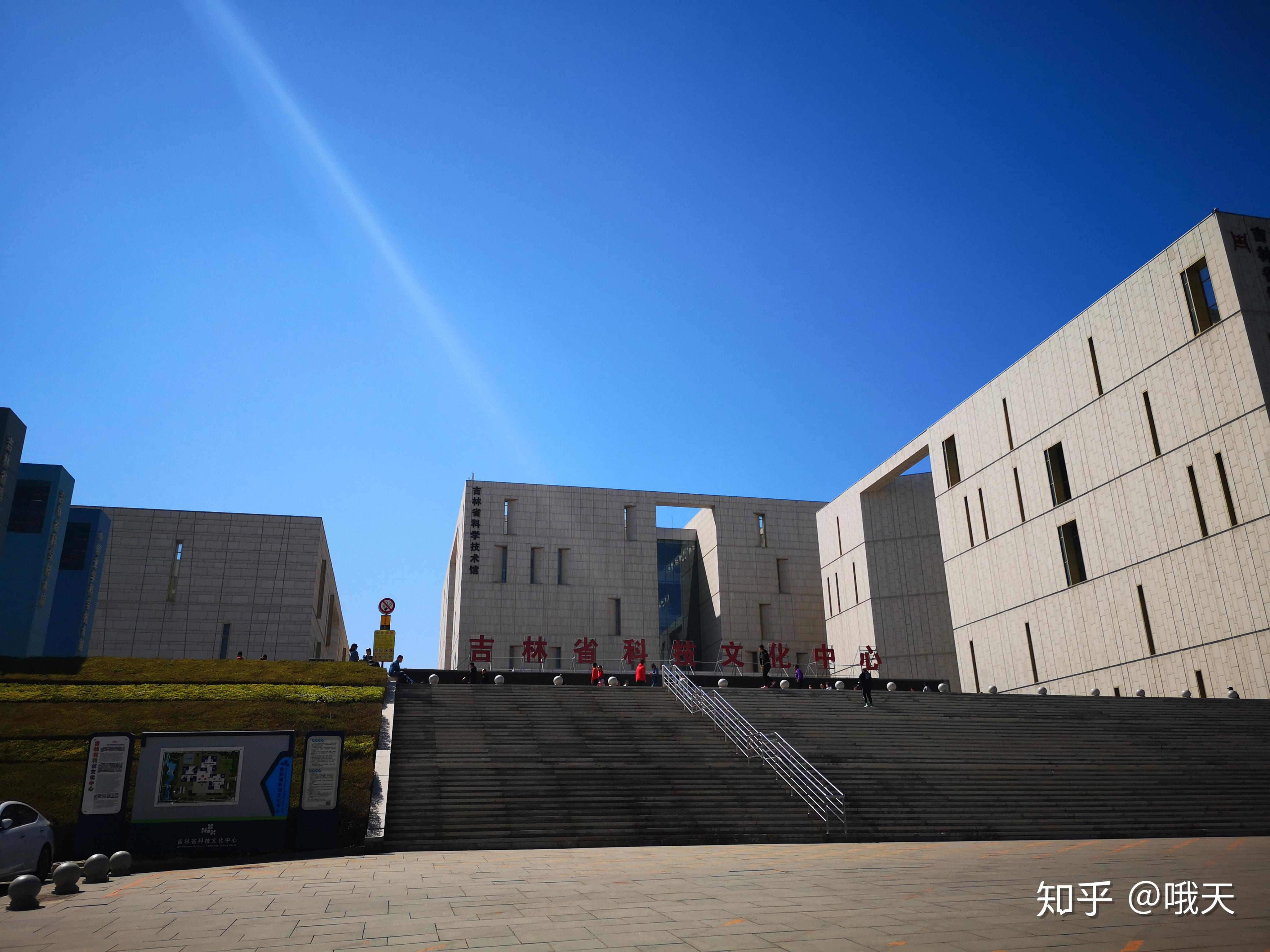 坐轻轨去了吉林省博物馆,那里是三个馆在一起的,观看价值挺高的.