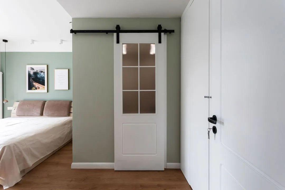 客厅走廊客厅和卧室之间有走廊的,可以用谷仓门来划分空间,保护静区的