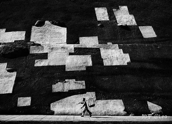 在摄影这方便特别喜欢形式感强的照片,请问摄影史上有哪些大师或者