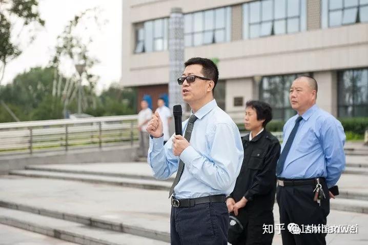 军训启动仪式前吉林国文医院院长吕国旗致辞,副院长邵玉琴致辞并讲解