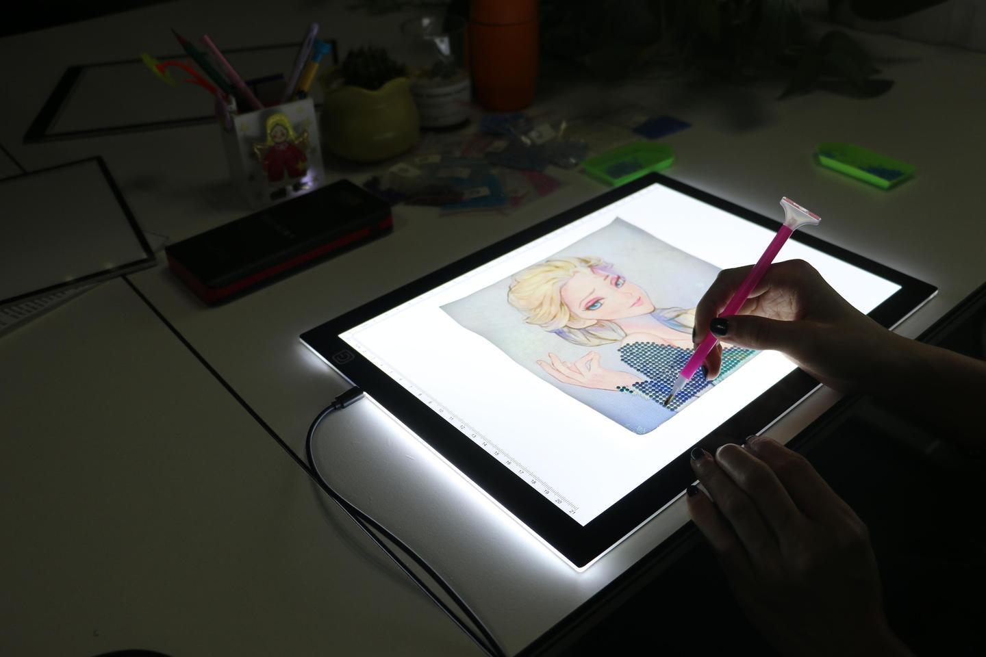 一个可以用来画漫画写书法贴钻石画的拷贝台