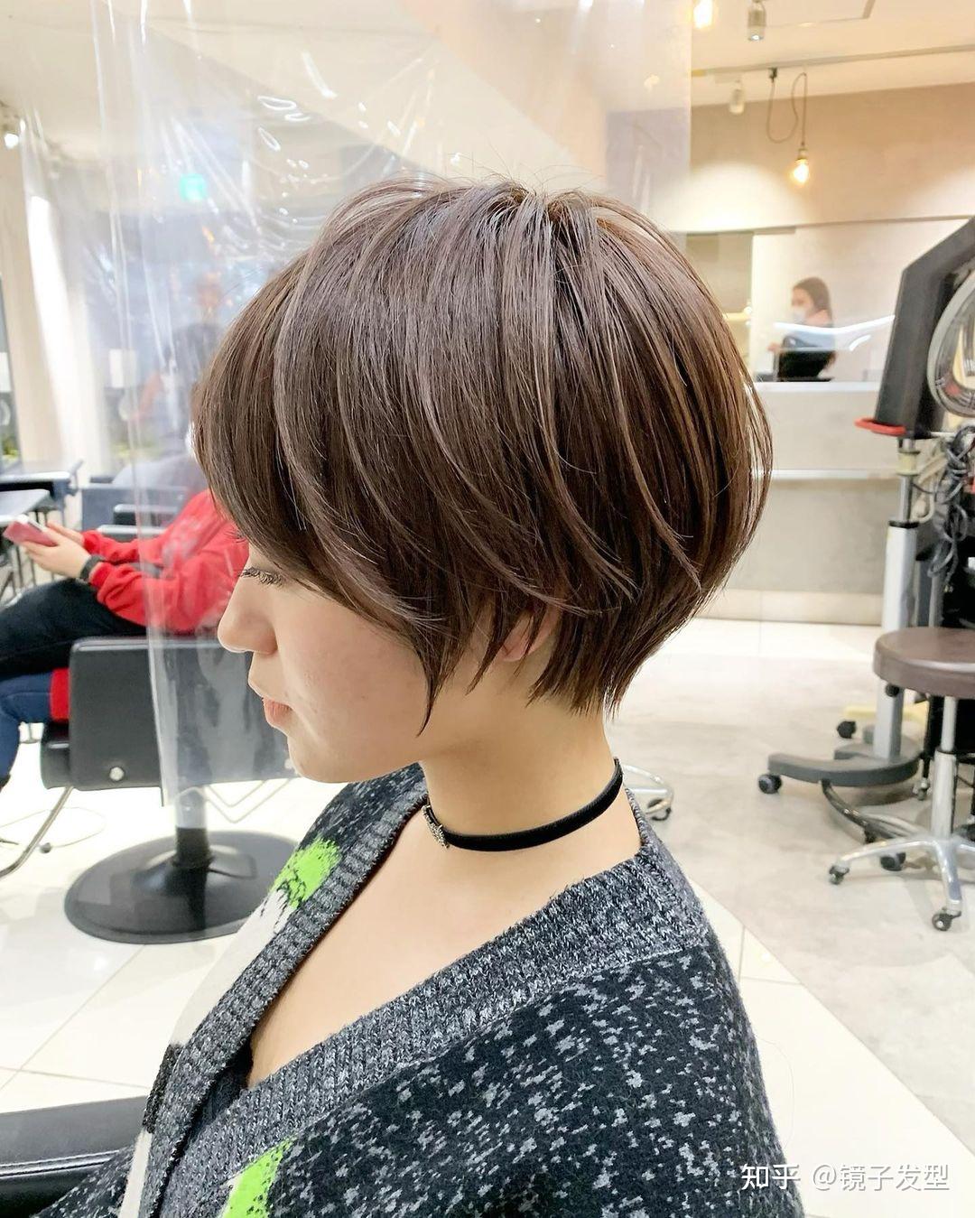 蓬松的发型不仅可以修饰头型,还有很好的显瘦作用相交于长发来说短发