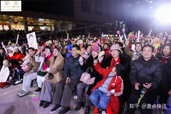 为大家献上原唱作品《现代爱情故事》,《千个太阳》,与神秘嘉宾《南宁