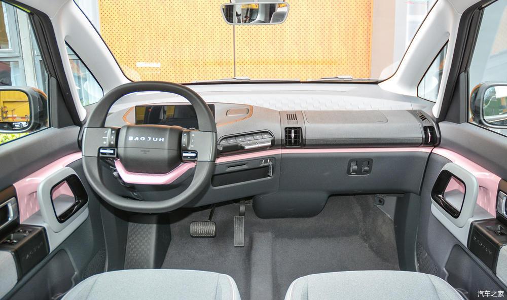 新宝骏e300/e300plus正式上市 续航305公里/售6.48万元起