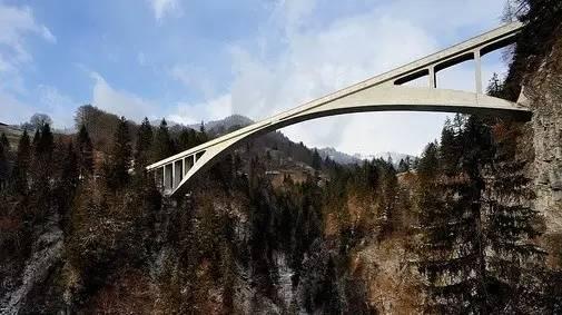 对于张弦梁,如果将上弦杆的压力用背索的拉力替代,那么可以形成如下图