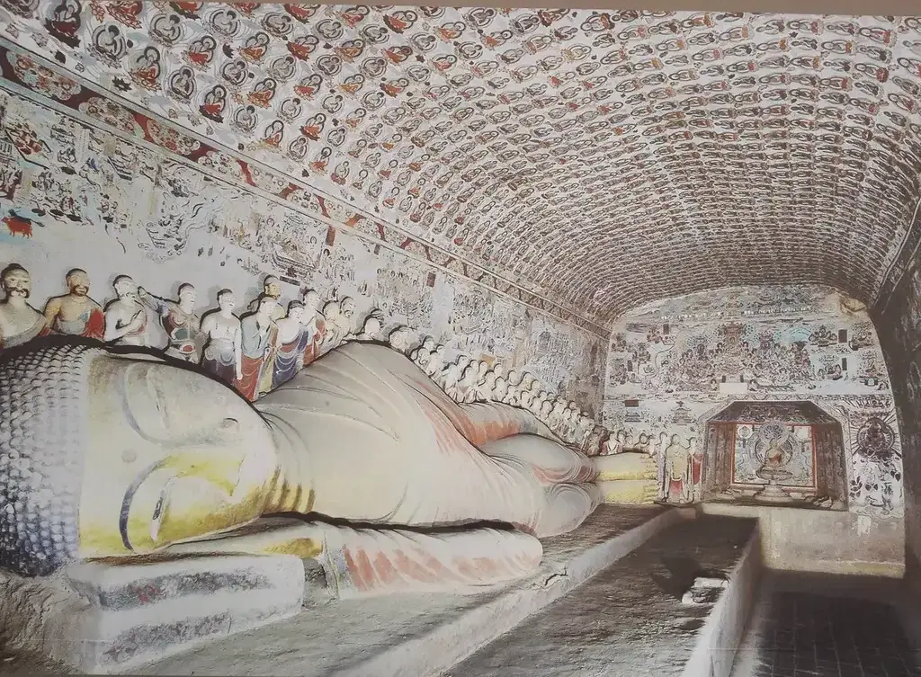 盛唐-敦煌148窟:佛坛-涅槃卧佛,西壁-涅槃经变(左),北壁龛(图中尽头)