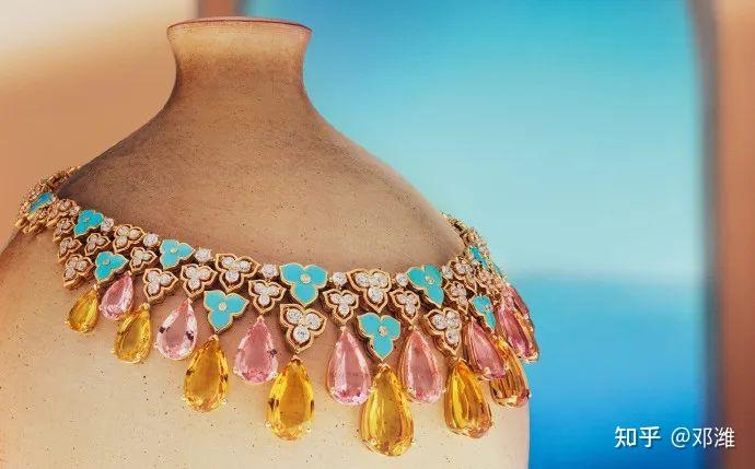 在澳门见到何超琼戴金色胸针气场绝了顶级名媛怎么选珠宝