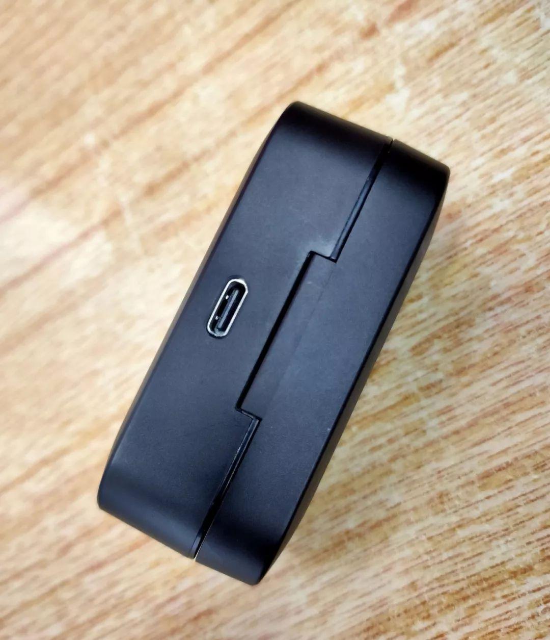 耳机盒的背面有一个 type-c 充电口,这次 fiil t