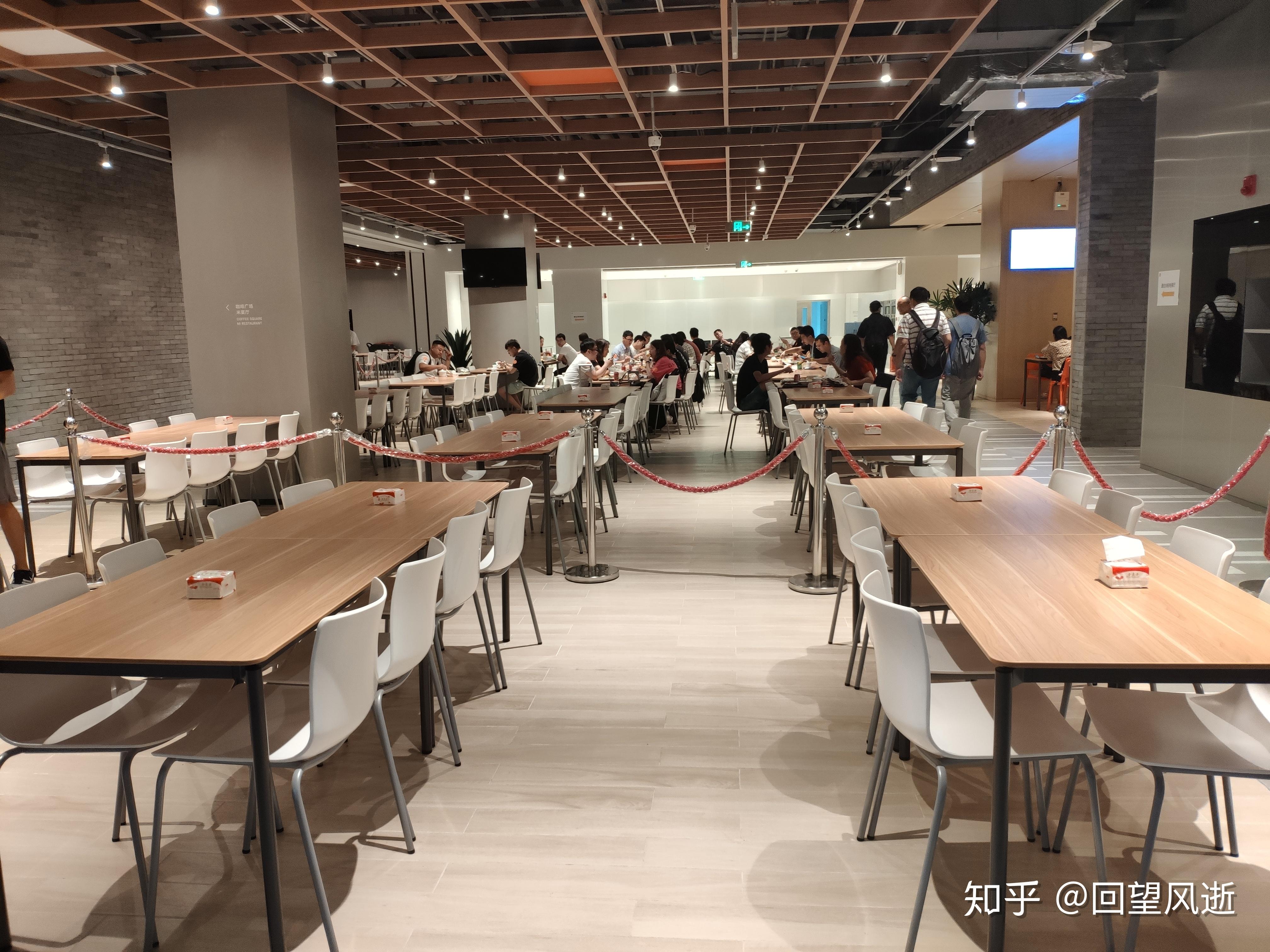 小米食堂依旧是延续小米性冷淡的风格,整体环境简约素雅.