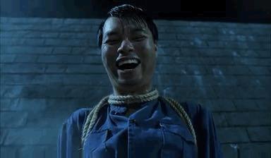 周星驰在猪肉摊潇洒喝了一杯dry martini.