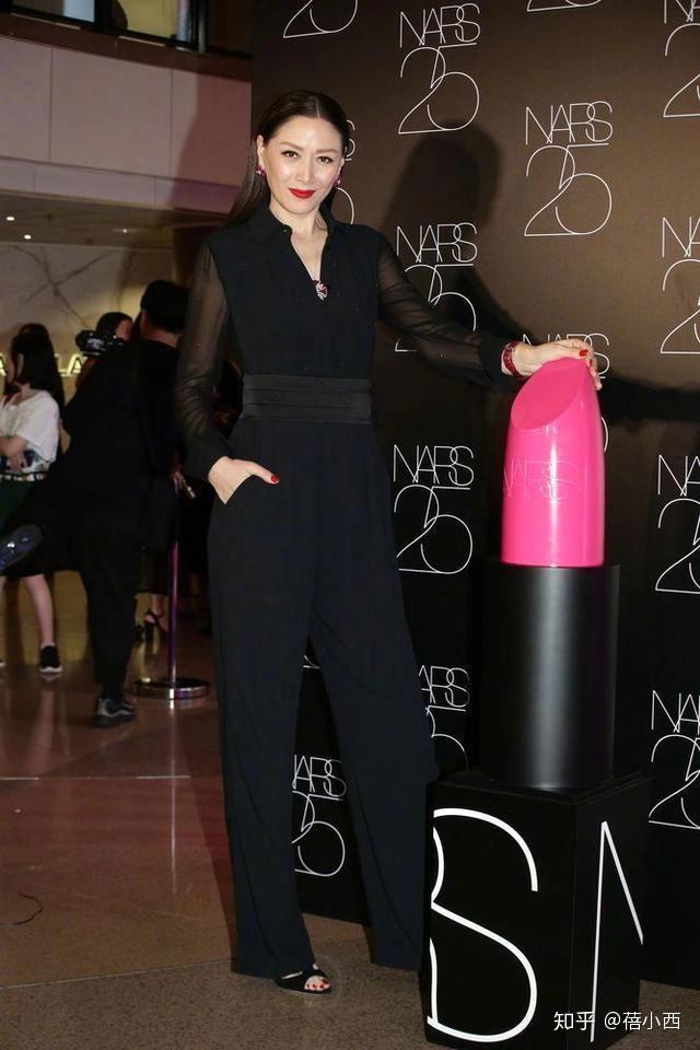 任达华老婆琦琦不愧是超模,穿黑色连体裤配红唇亮相,气质太惊艳