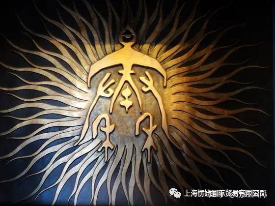 凤文化在中华民族的文化中,与龙并驾齐驱作为广义图腾被炎黄子孙世代