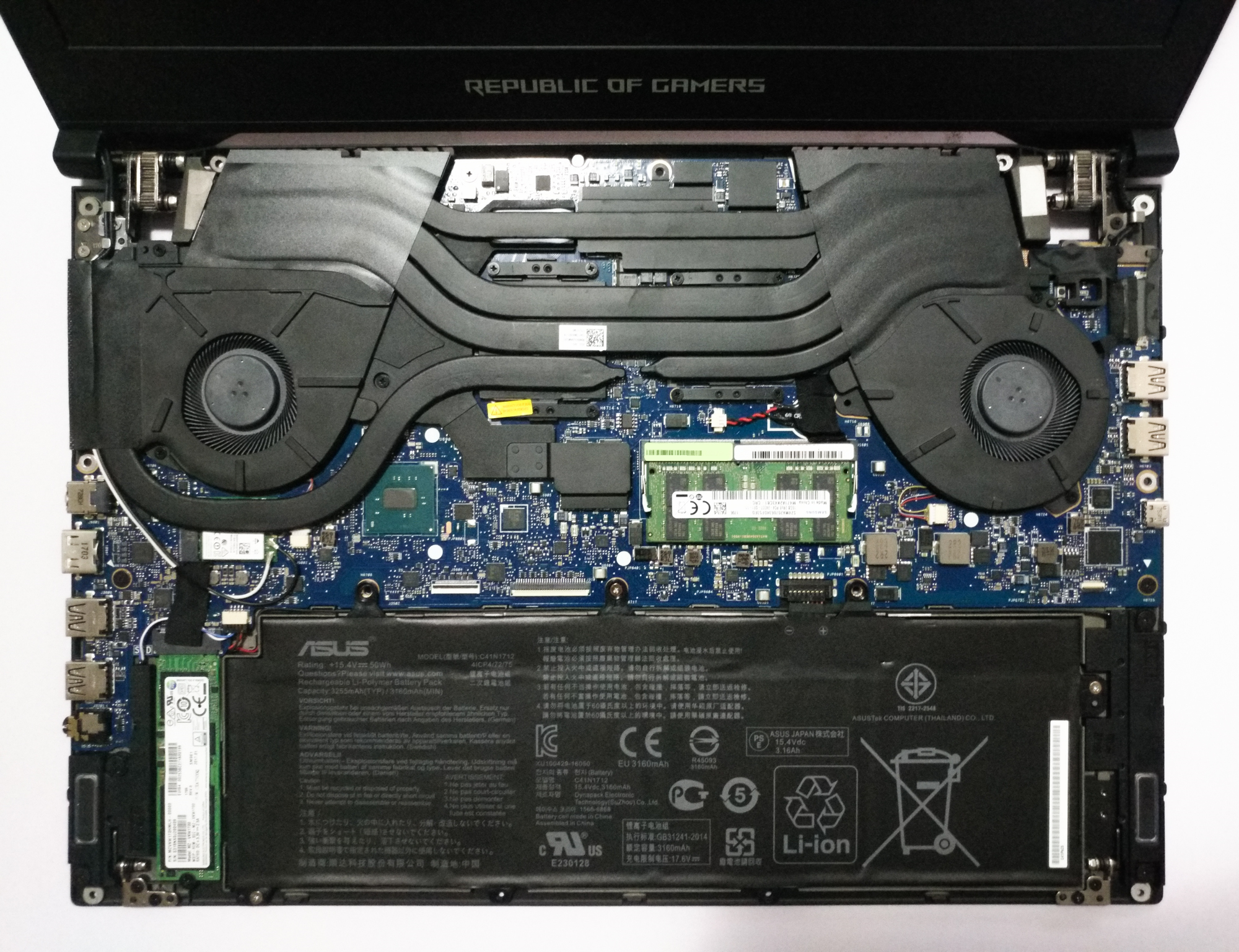 最后是拆机图这个散热表现能让cpu维持在默频左右,估计游戏里cpu温度