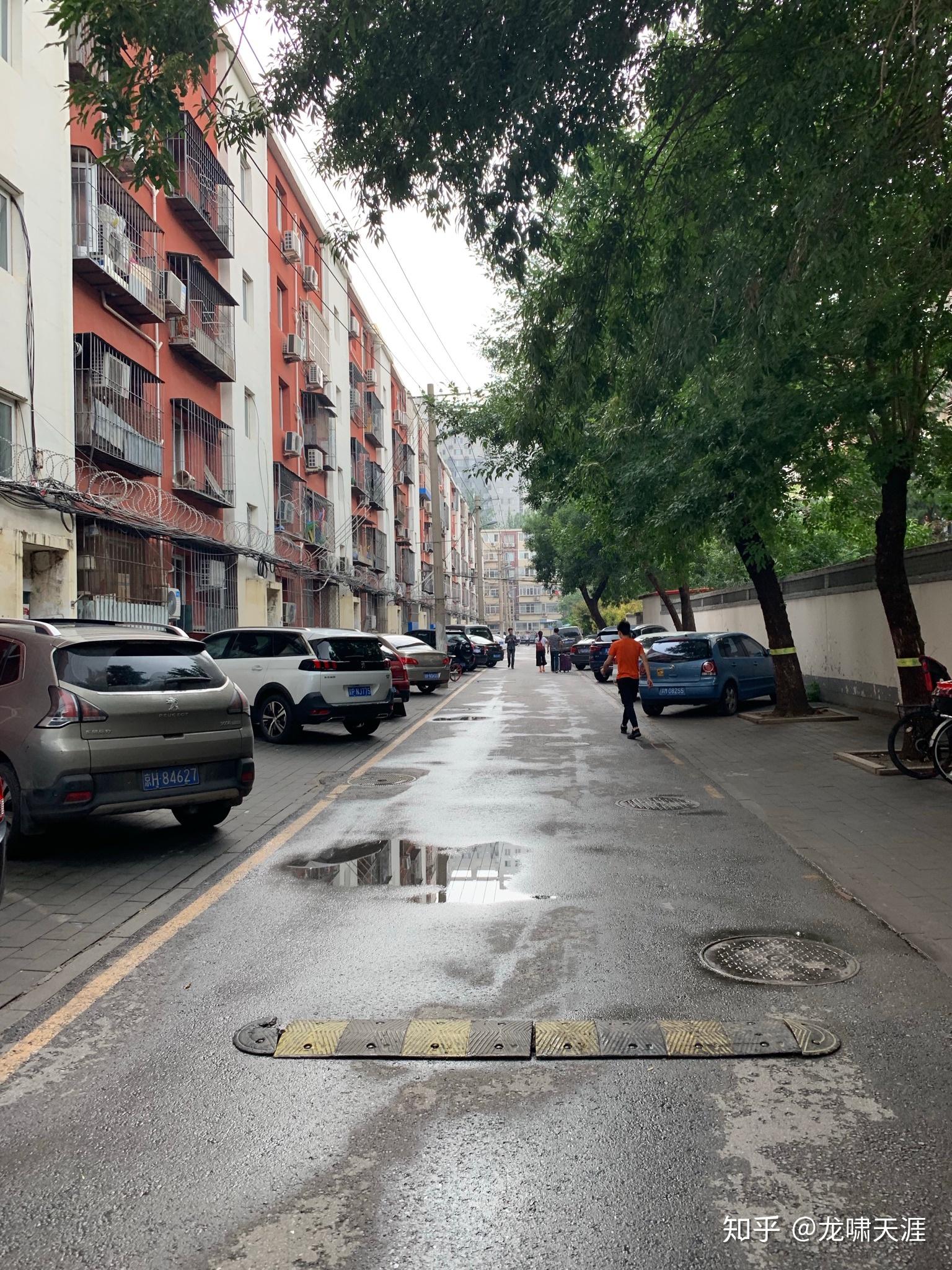 展春园小区居委会是为小区业主服务的还是只为7号楼服务?