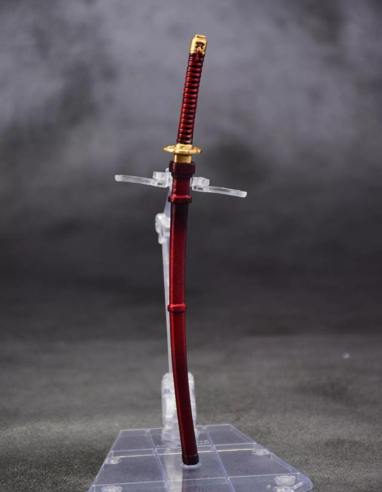 武器为一伞一刀这两个一静一动的组合雨伞的内部细节很丰富武士刀