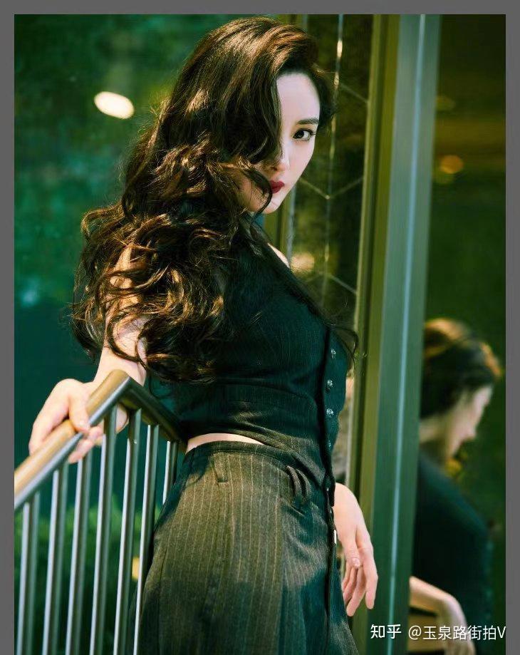 林允又换发型了,是“大波浪卷发”发型,御姐范儿十足,真的好美 - 知乎