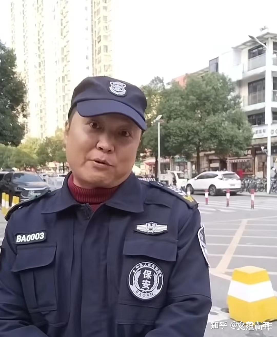 湖南女子学校门口拍视频被保安劝阻引发争执网友自己网暴自己