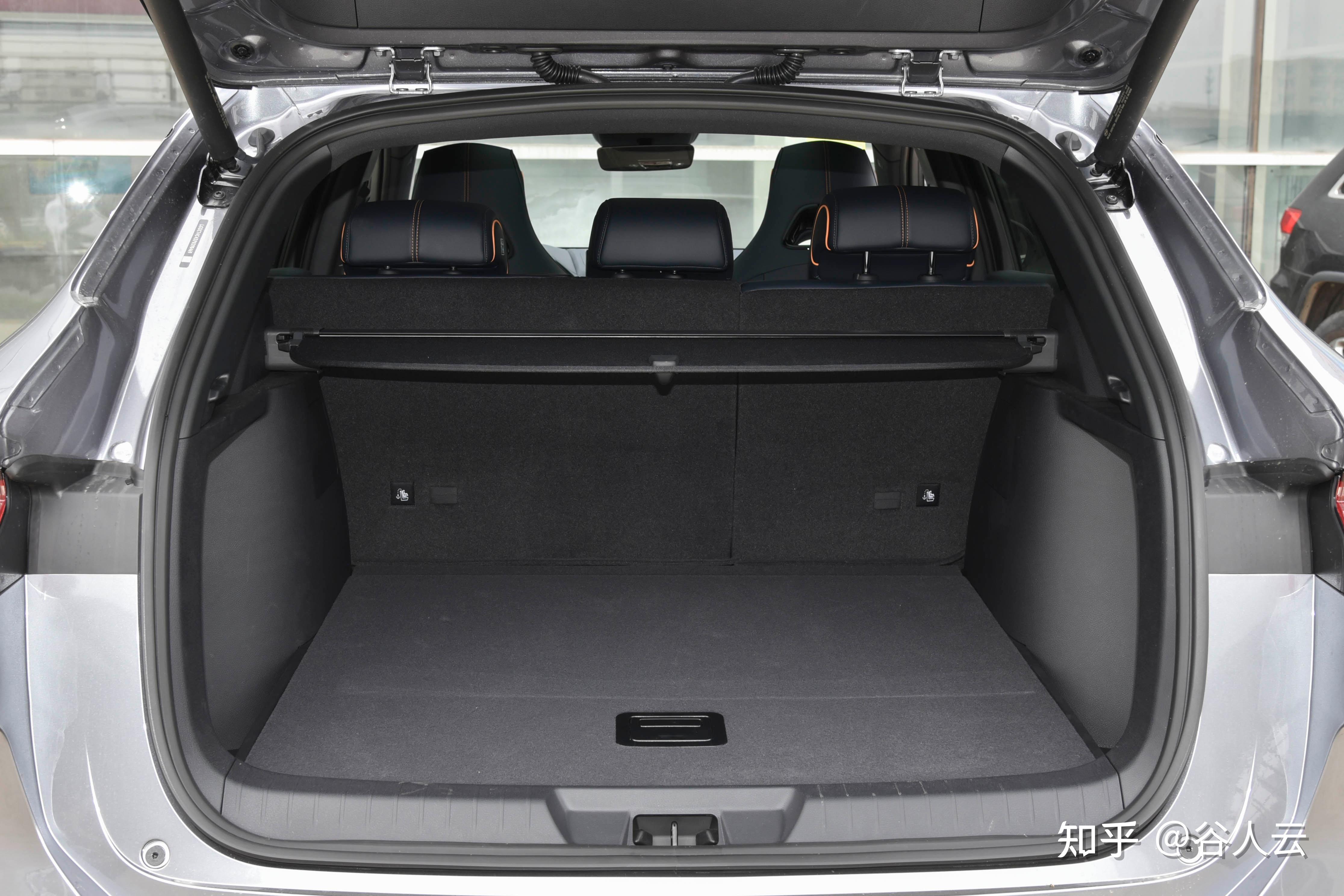 值得注意的是,单从肉眼来看,宋plus的后备箱容积要比宋pro大不少.