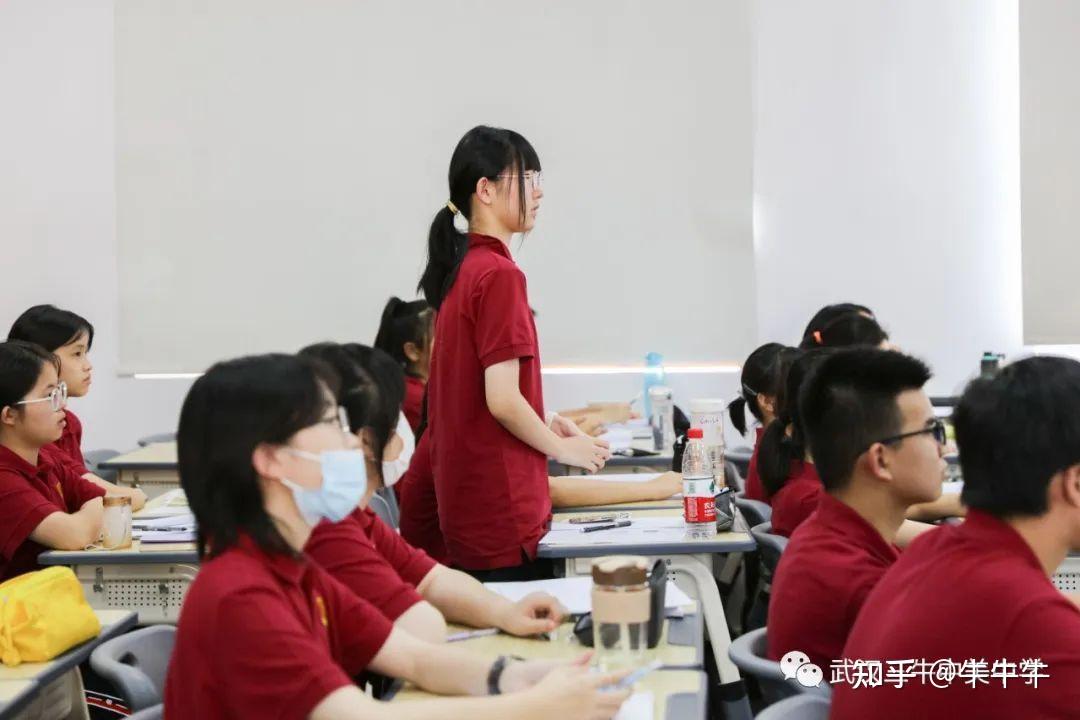 根据学生外语学习偏好,采取英语,日语方向的语言走班制,提升高考竞争