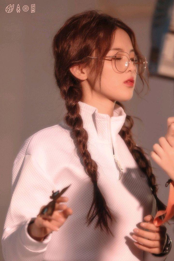 眼镜娘怎么扎双马尾