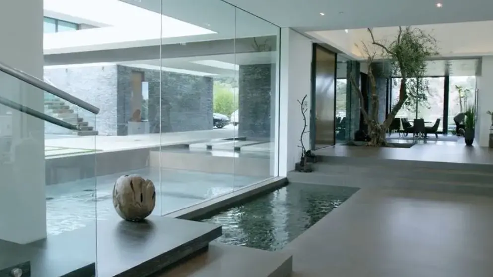 知名dj zedd公开上亿豪宅,还用乐高搭了一个夜店.