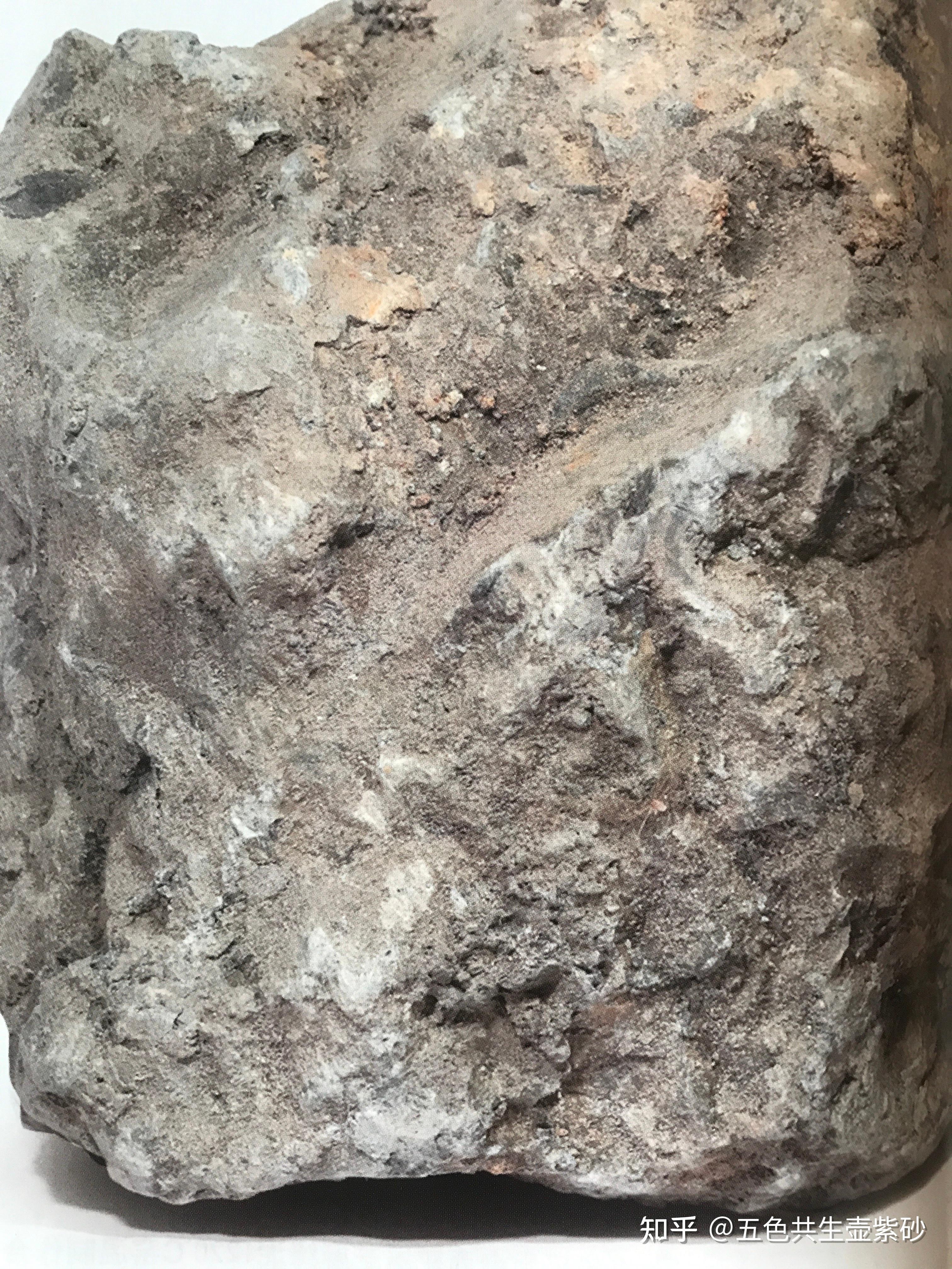 宜兴黄龙山台西墨绿泥紫砂的材质情况及特征?