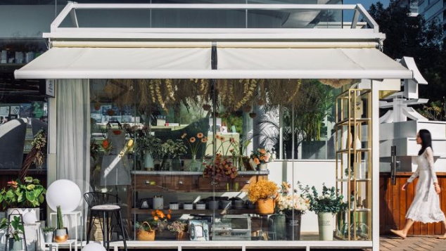 开花店左边西安网红花店亲手营造一个玻璃花房,也许是这辈子做过的最