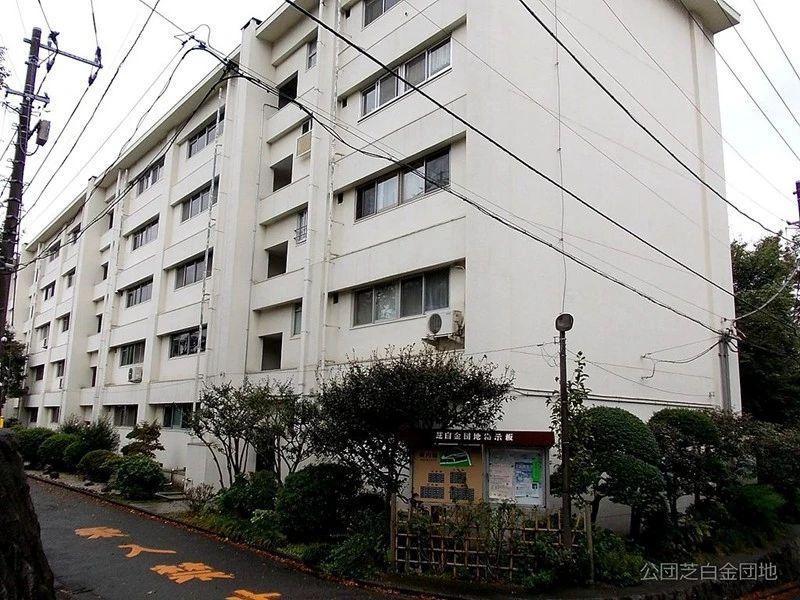 久米川電車圖書館位於東京西北部的東村山市,一處由日本都市再生機構